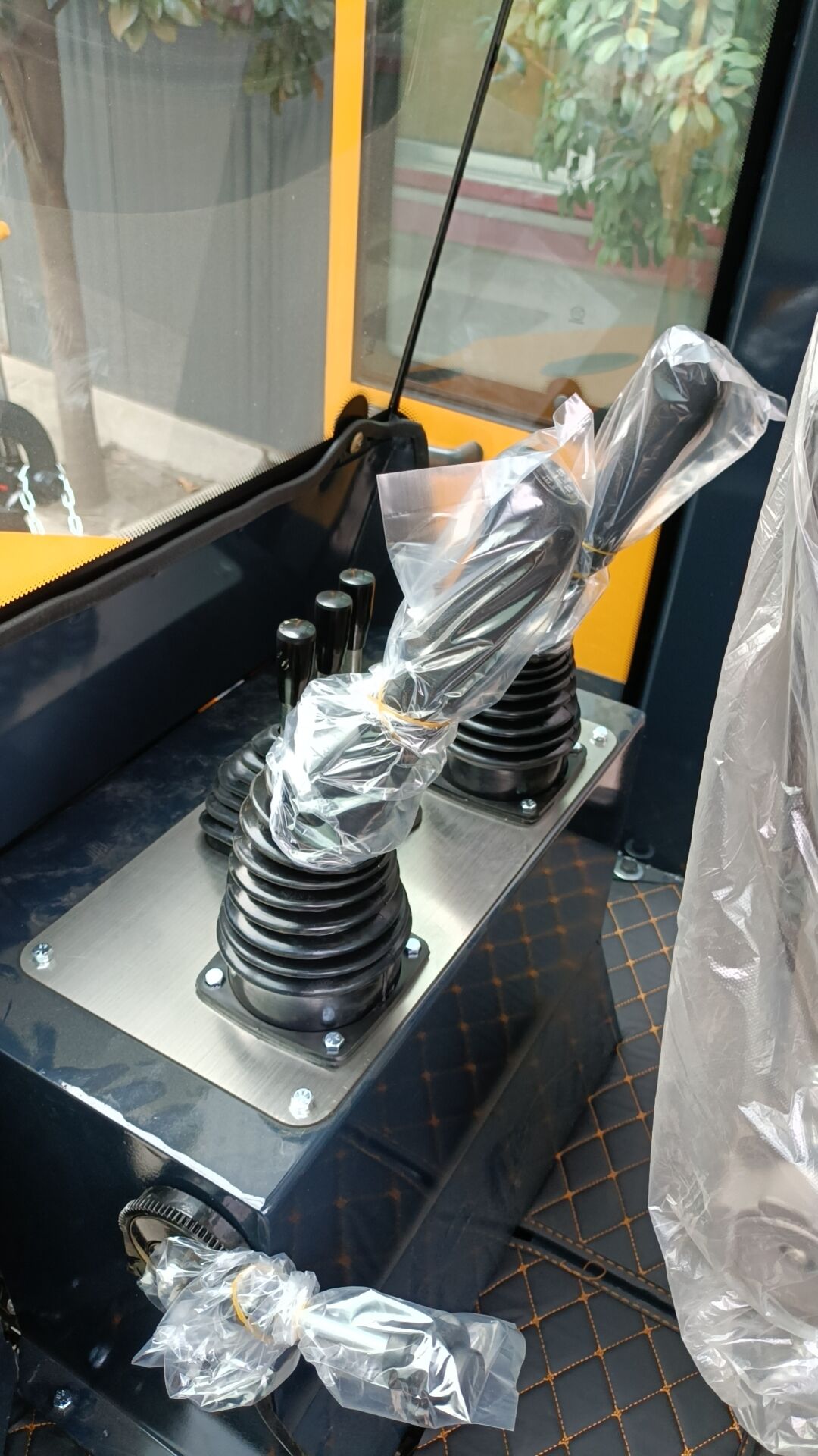 Зв'язатися з нами