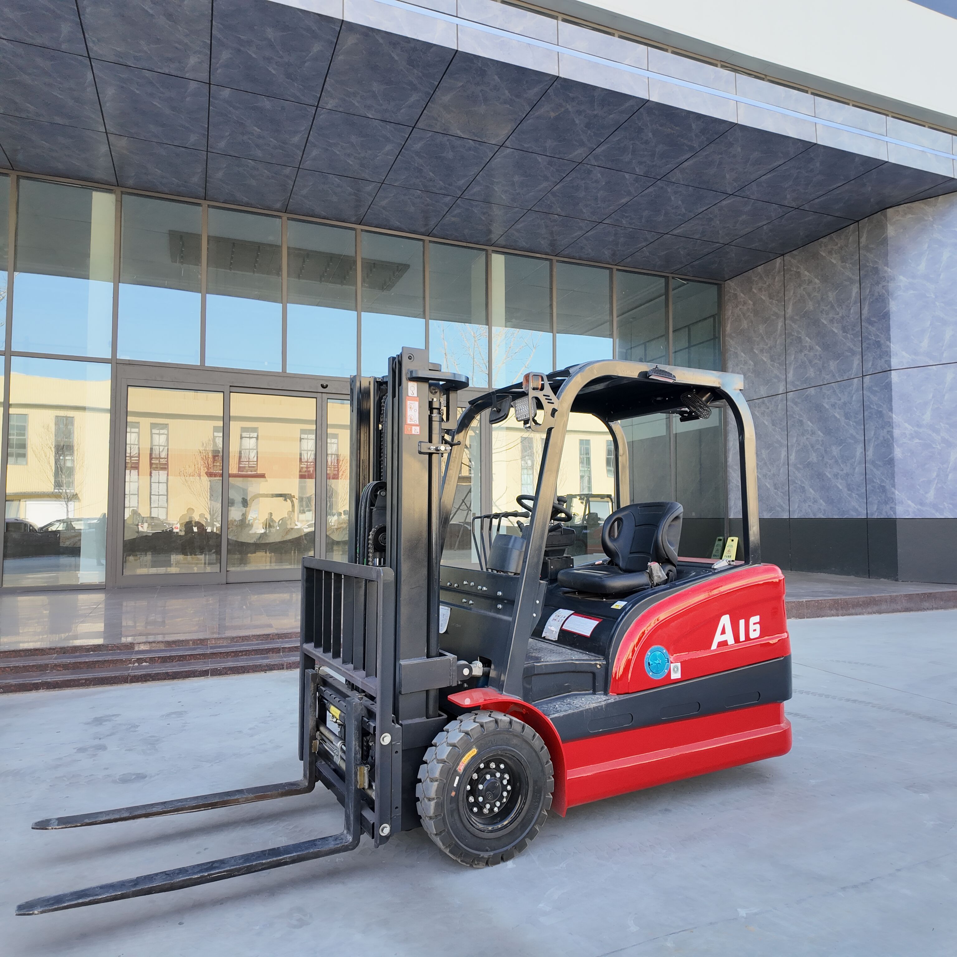 Зв'язатися з нами