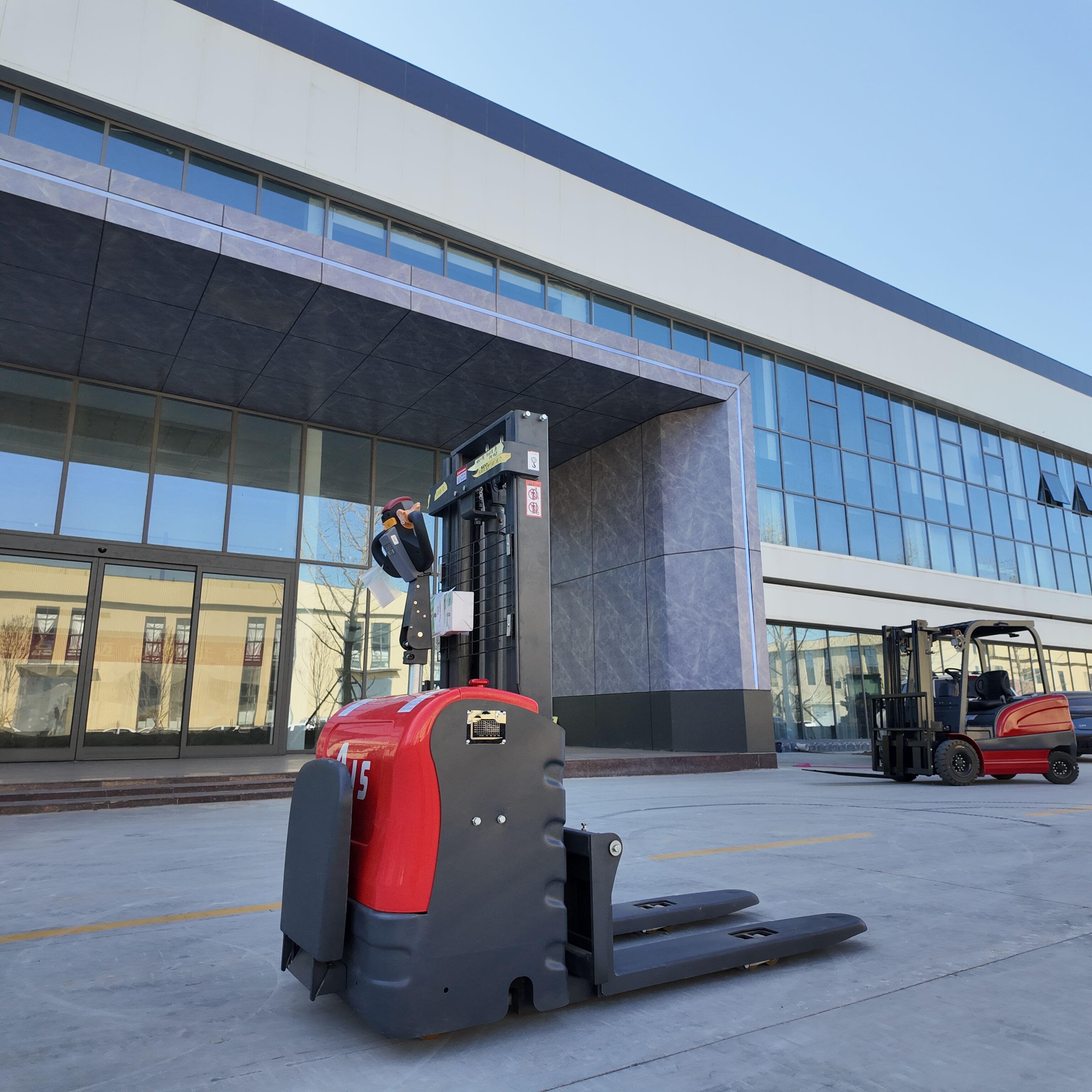 Логвей напівручний штабелер: маневрений та ефективний для високочастотних застосувань