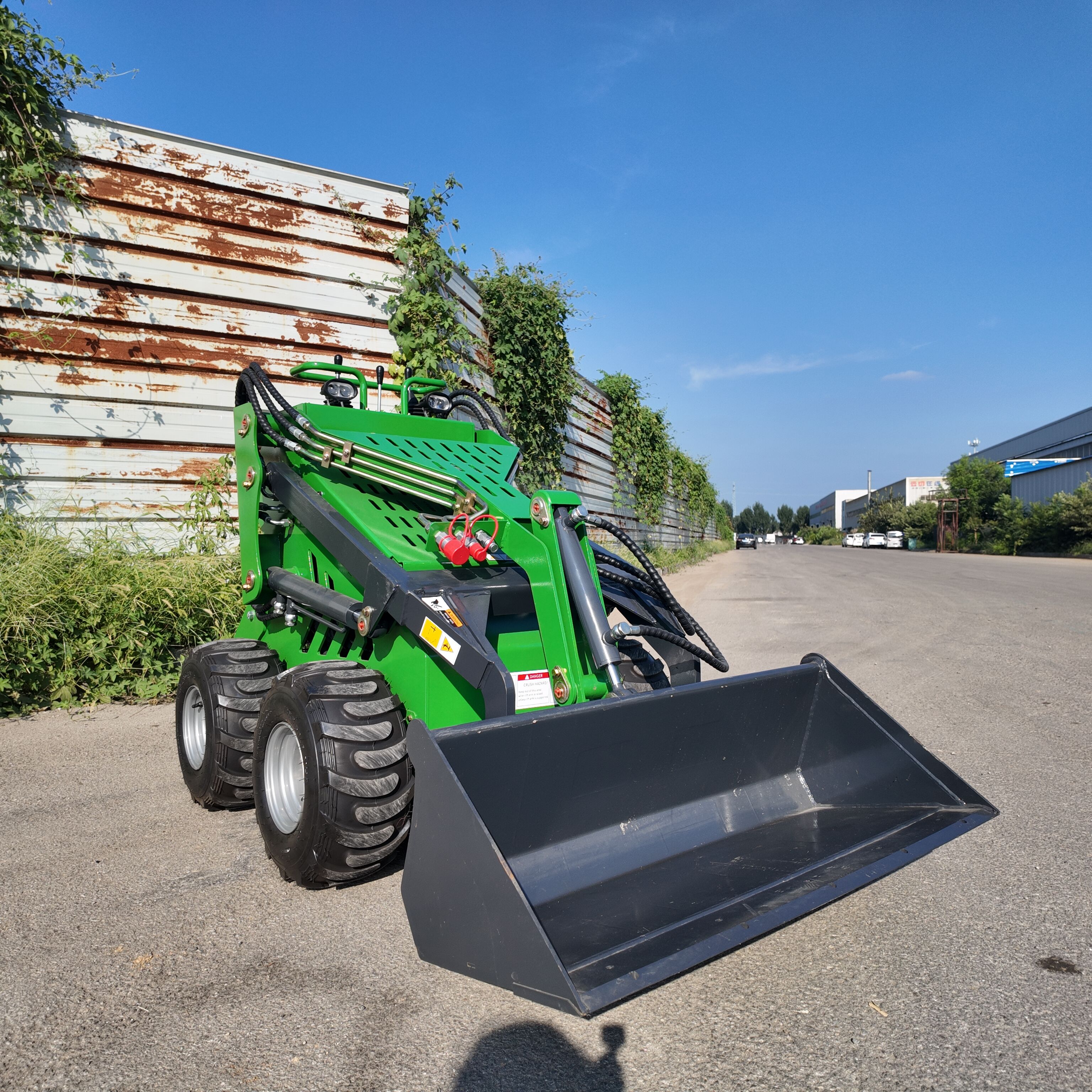 Logway 스키드 스티어 로더 안전: ROPS 및 직관적인 설계로 운전자 보호 강화