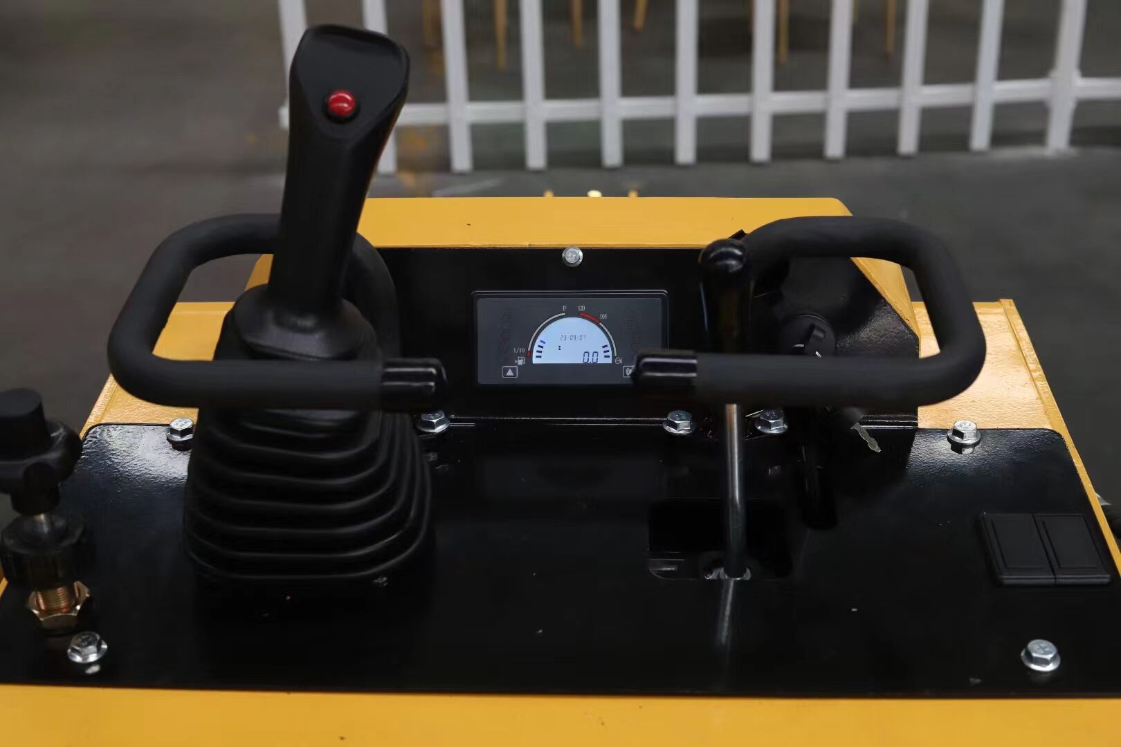 Електричний міні-навантажувач Logway з бічним виворотом: тиха, безвідхідна багатофункціональність для внутрішніх та зовнішніх проектів