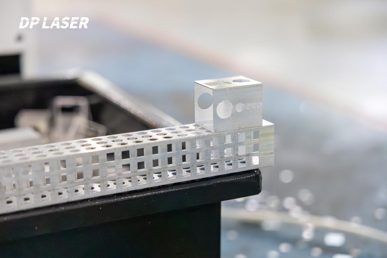 Why is aluminum processing efficient with fiber lasers?