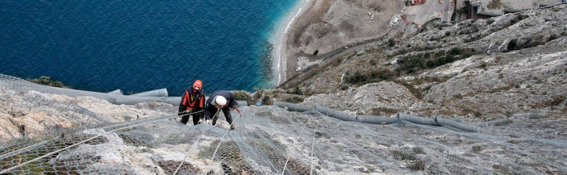 Active rockfall barrier system