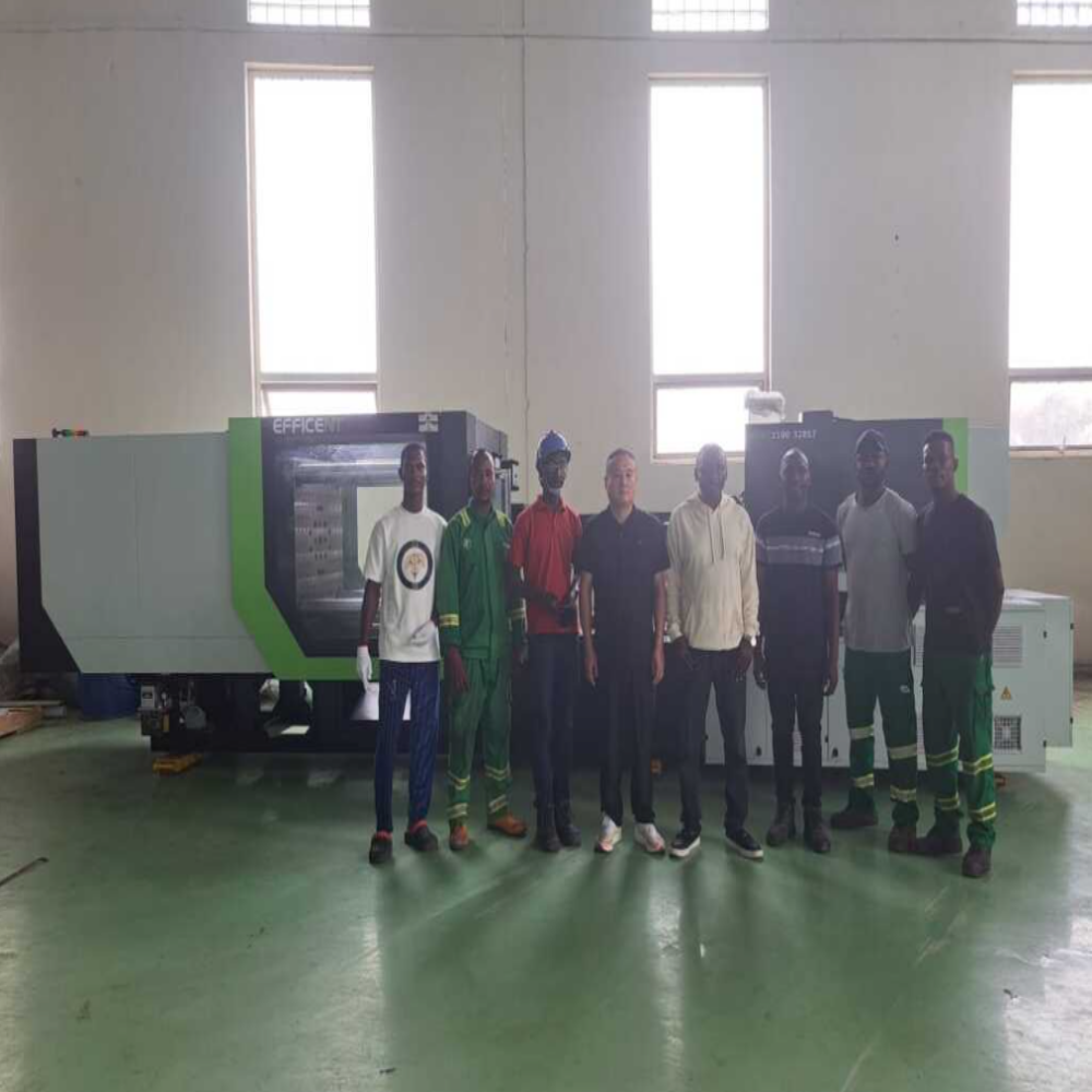 Zoepack-ingenieurs installeren en gebruiken met succes een preform-spuitgietmachine in Nigeria