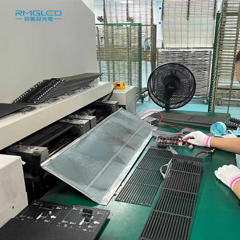 Caurspīdīgi digitālie displeju risinājumi no RMG LED