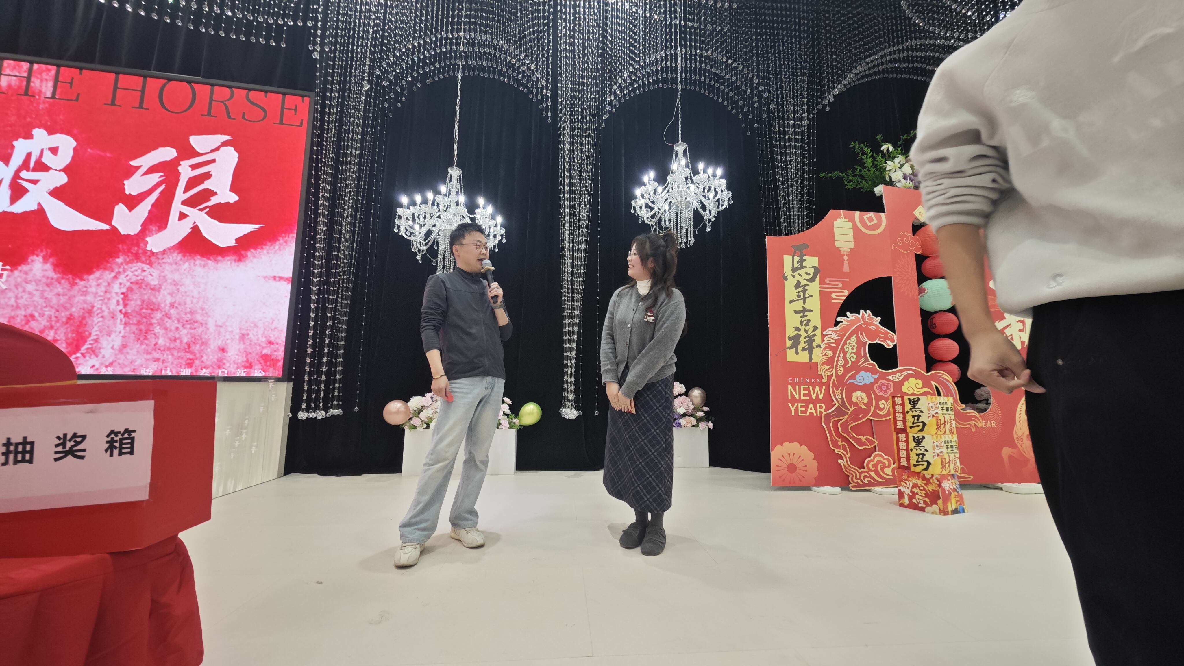 Unissons-nous et économisons de l'énergie pour un nouveau voyage ; chantons et dansons pour célébrer la splendeur