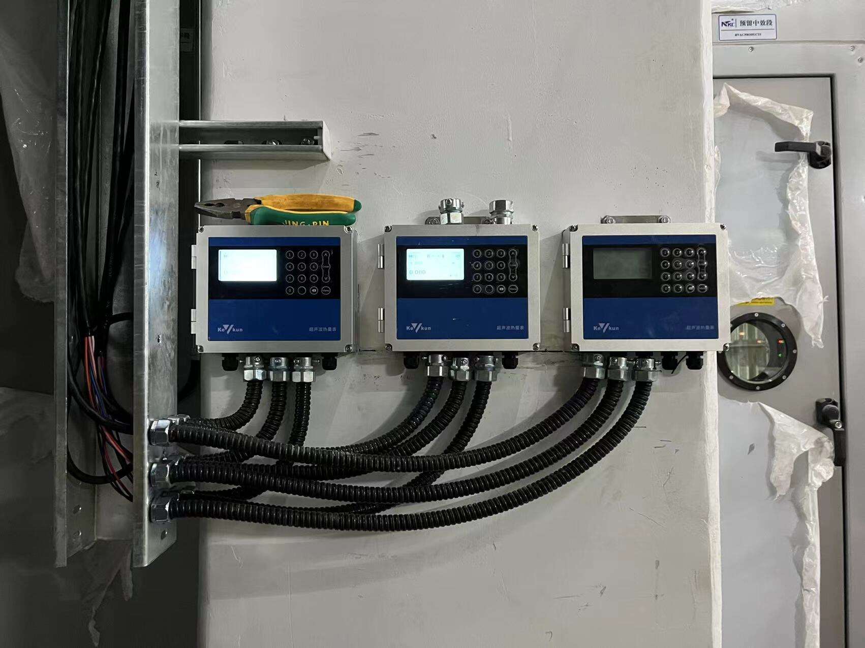 ပြင်ဆင်ထားသော Clamping Ultrasonic RS232/RS485 MODBUS 25mm~1200mm Water Flow Ultrasonic calorimeter