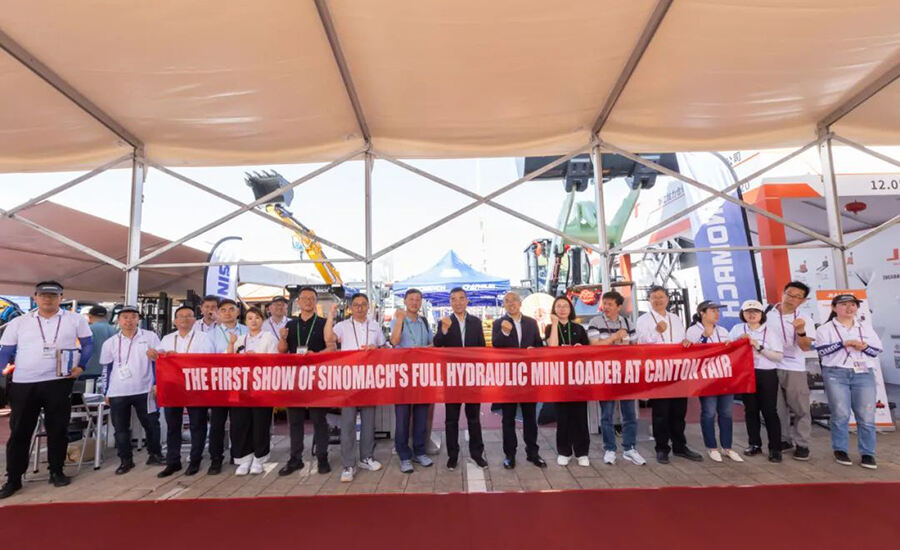 On the first day of the Canton Fair, the new SINOMACHHI small multi-functional loader was unveiled