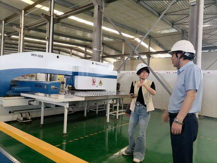 Agentes nacionais visitam nossa fábrica para promover cooperação e troca de produtos de elevador