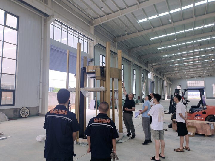 Mauritius customers come to the factory to accept the finished Circule elevator