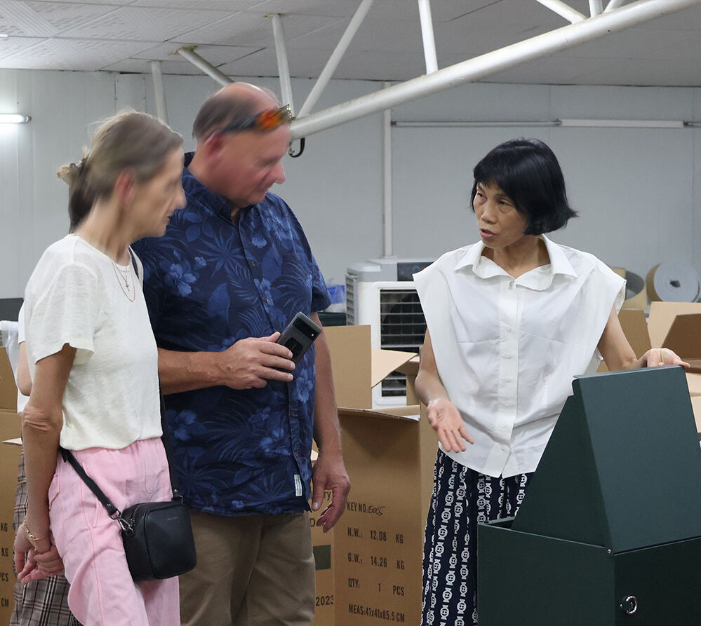 When B2B Buyers Visit Six Factories: What Really Separates a Parcel Box Manufacturer From a Product Trader