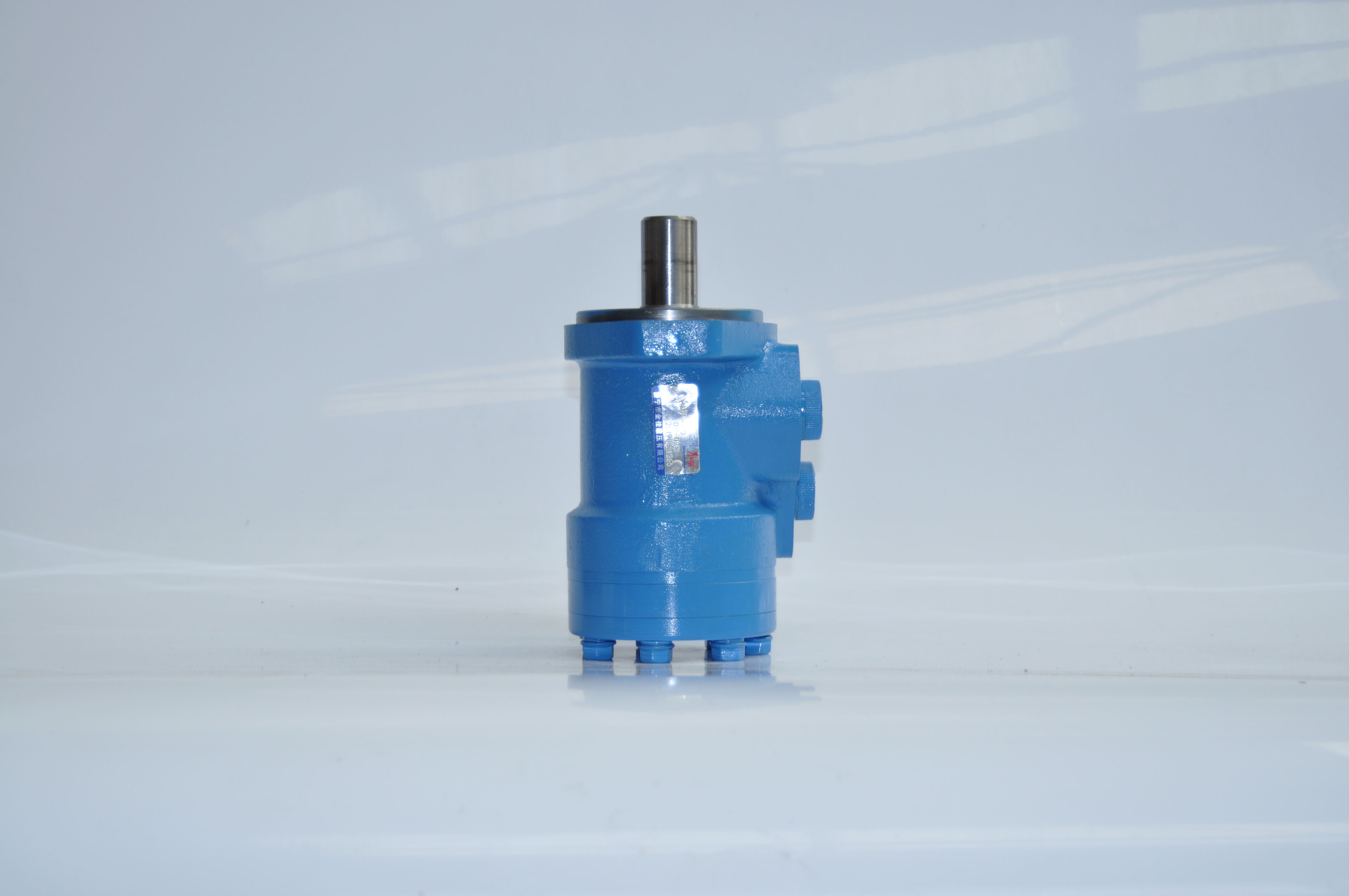 Why does the hydraulic pump vibrate violently?