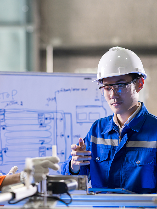 What causes the hydraulic motor to run fast in forward rotation but slow in reverse?