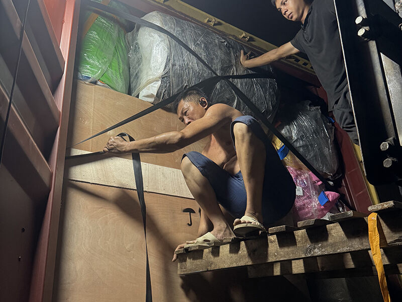 Loading 40HQ for Inflatable meltdown game and inflatable Rodeo bull game