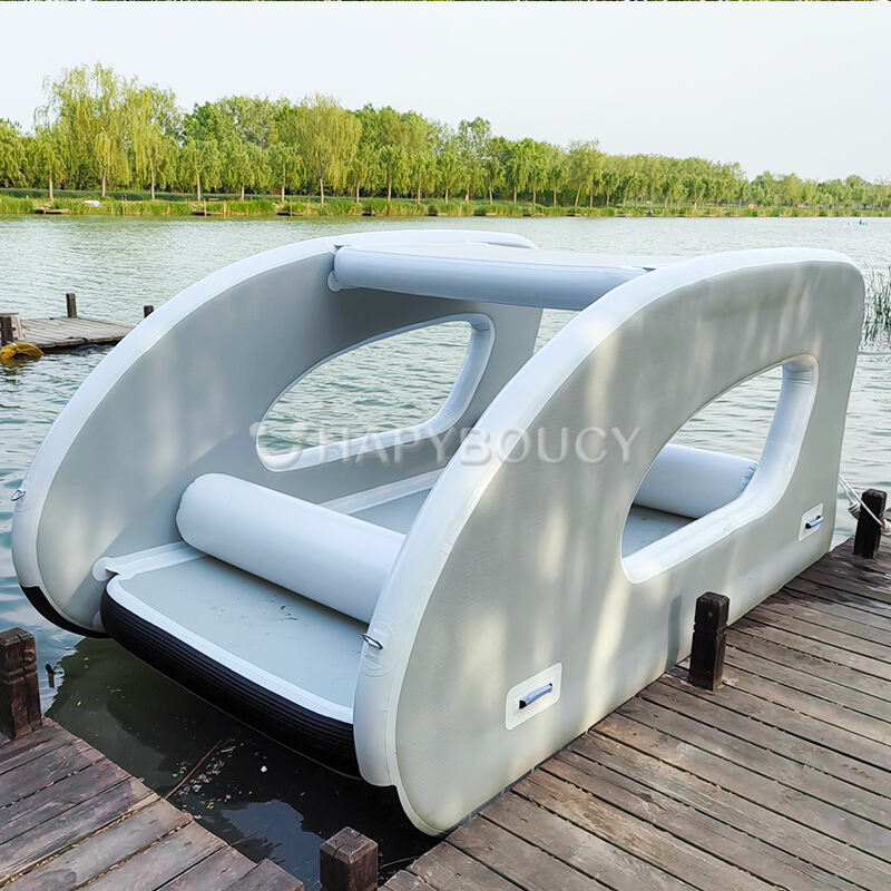 Bateau à voile gonflable flottant sur l'eau, bateau gonflable pour lac, maison de loisirs en forme de bateau