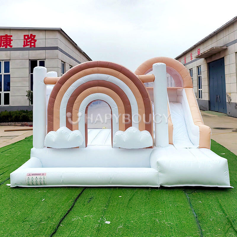 Tausaga o le Mafui’e ma le Mama Rainbow Bouncer Neutral Inflatable Bounce House E iai Sa Tasi o le Slide ma le Po o le Moa Ia Fa’atumauina ai le Tausaga o le Tausaga mo Tamariki