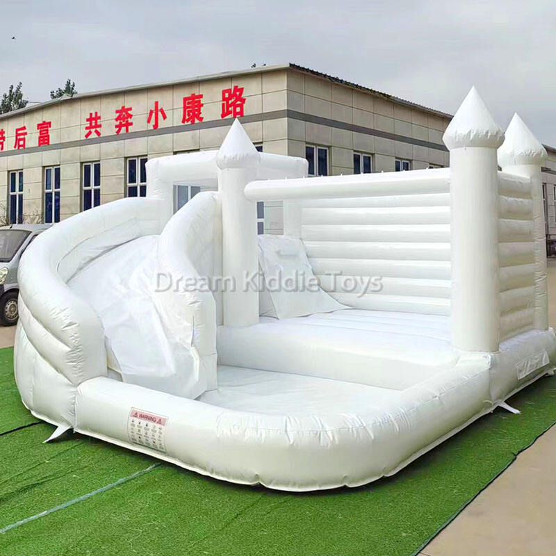 Château Gonflable en PVC de Location Blanc de 4,5x4,5m avec Toboggan et Zone à Balles
