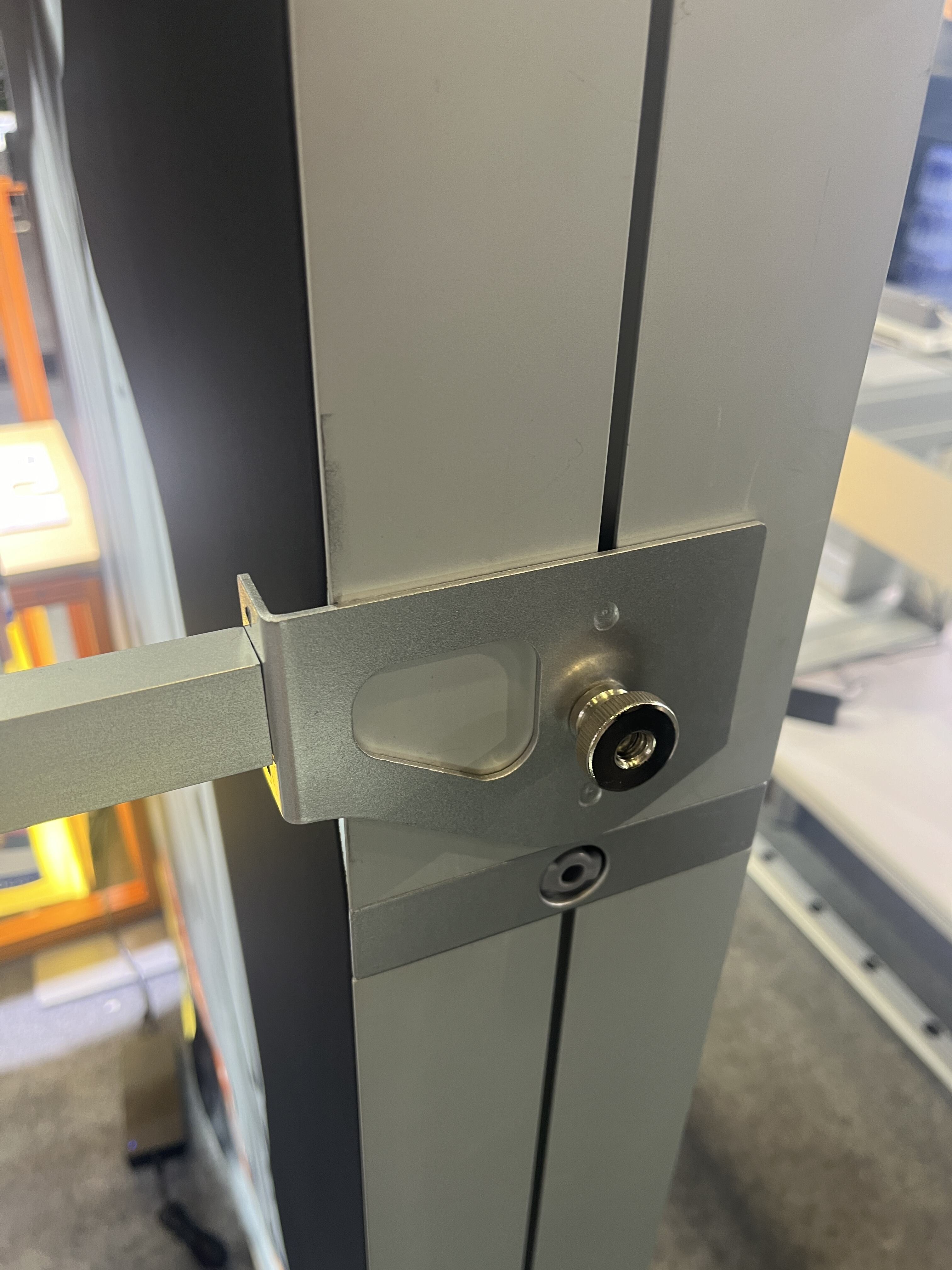 seg light box manual tightening screws shelves structure.png