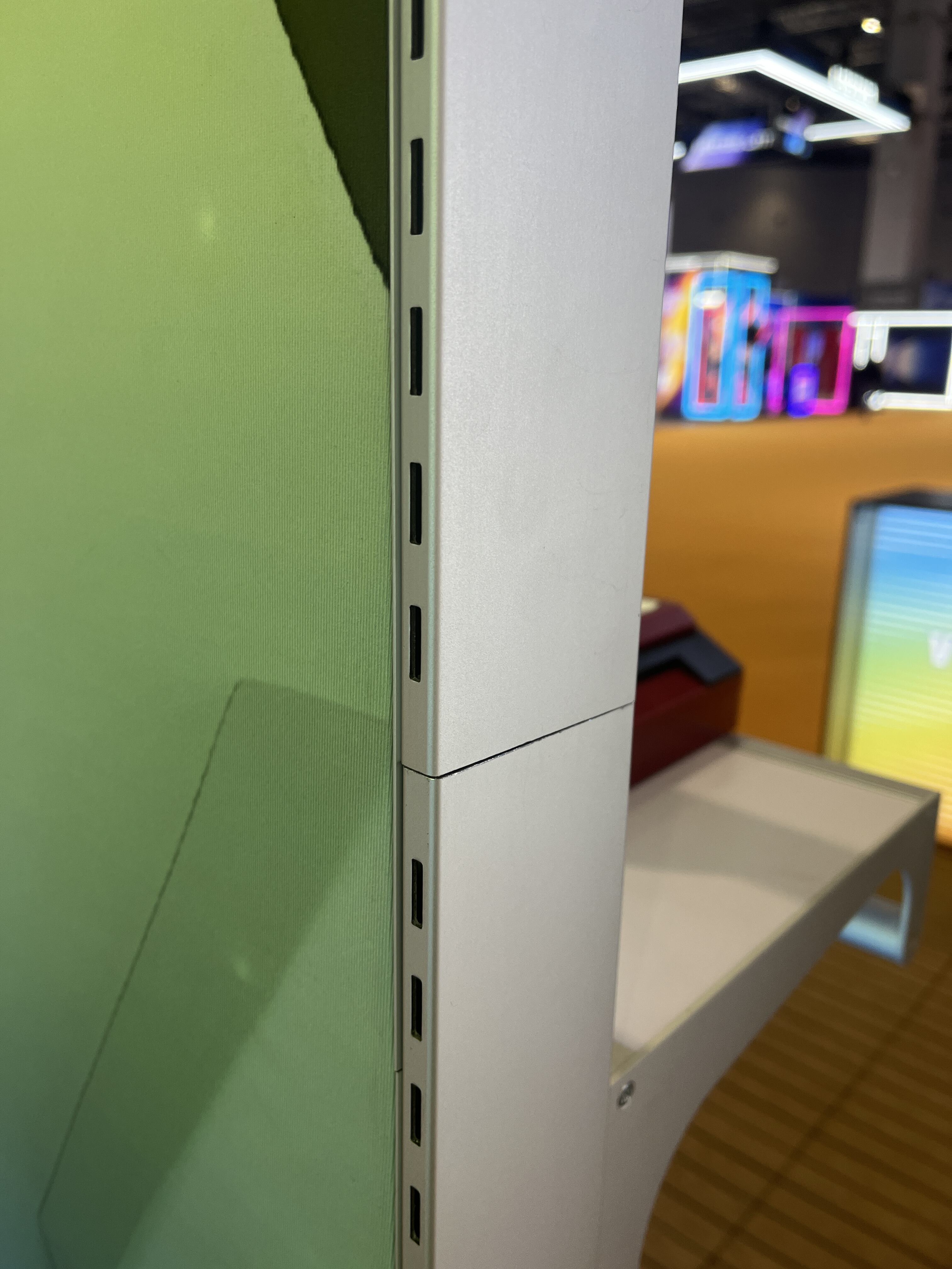 seg light box booth less than 1cm AA column.png