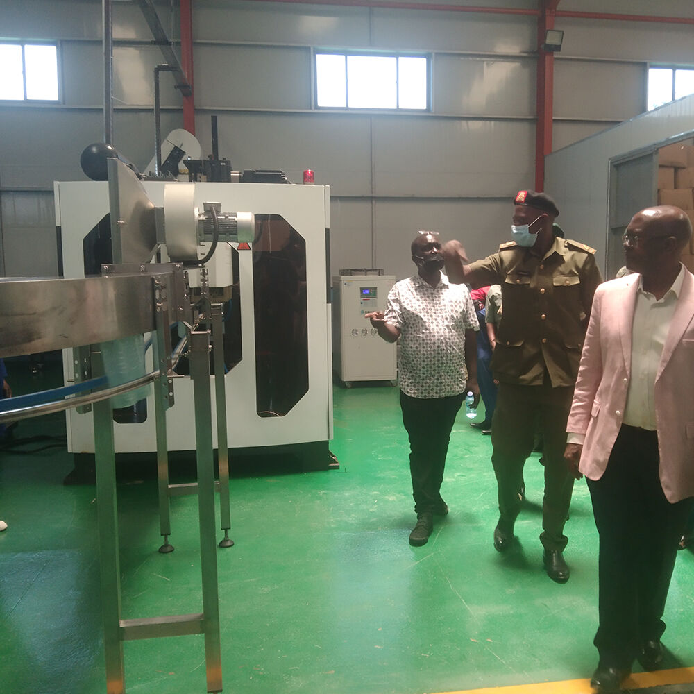 插图3Uganda 15000BPH PET bottle water filling production line from A to Z.jpg