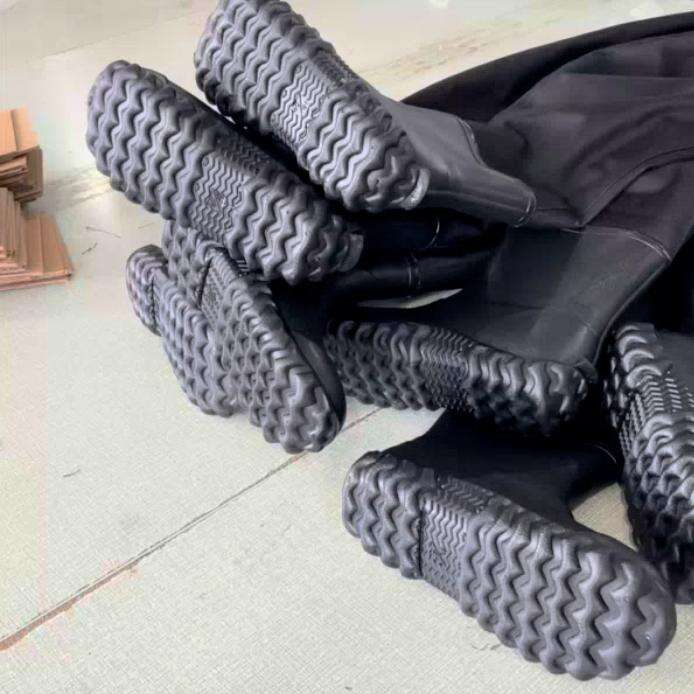 Ambalarea finală a pantalonilor din neopren