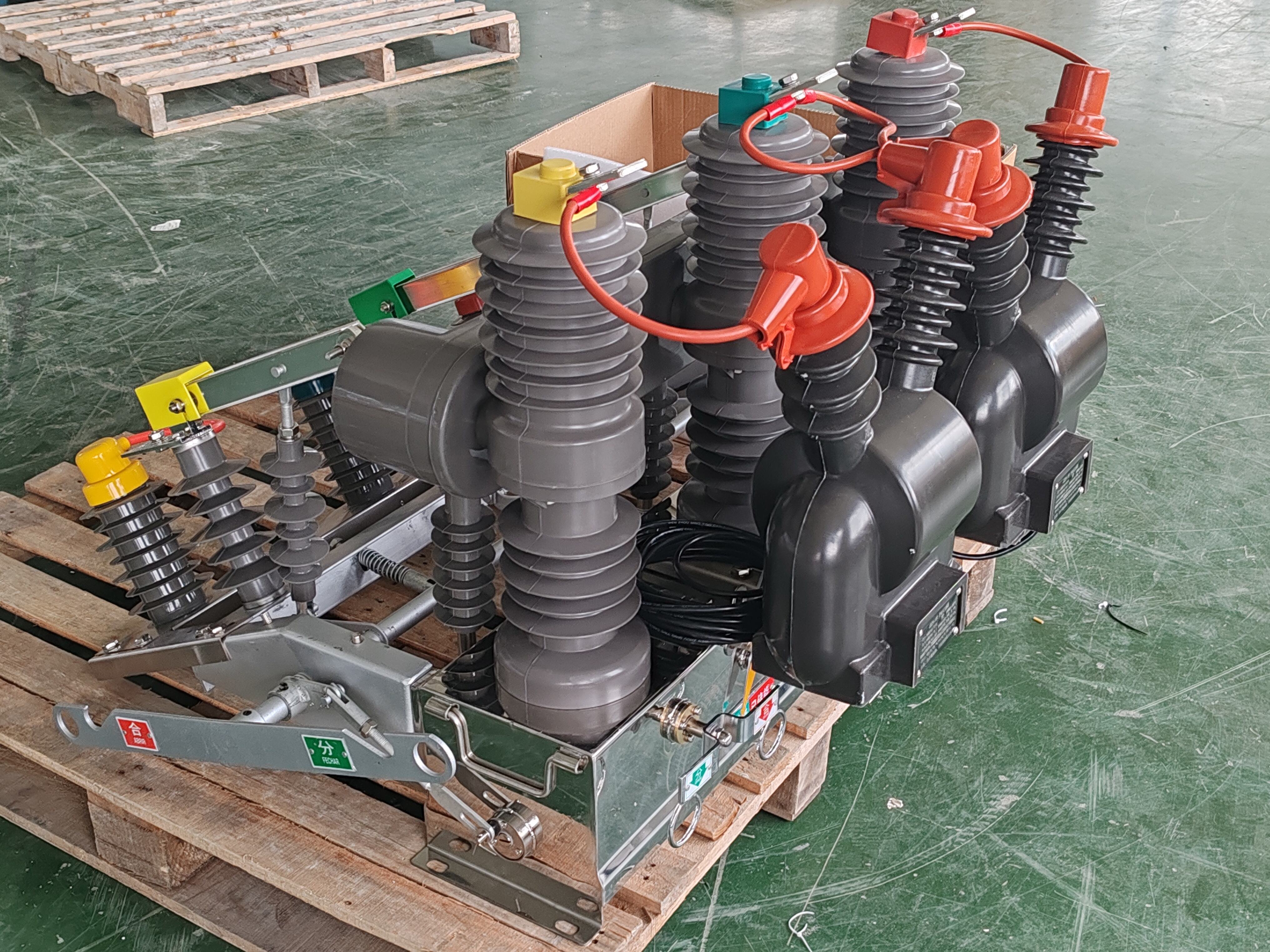 ZW32 Outdoor Vacuum Circuit Breaker 12kV 630A for Pole-Mounted Applications details
