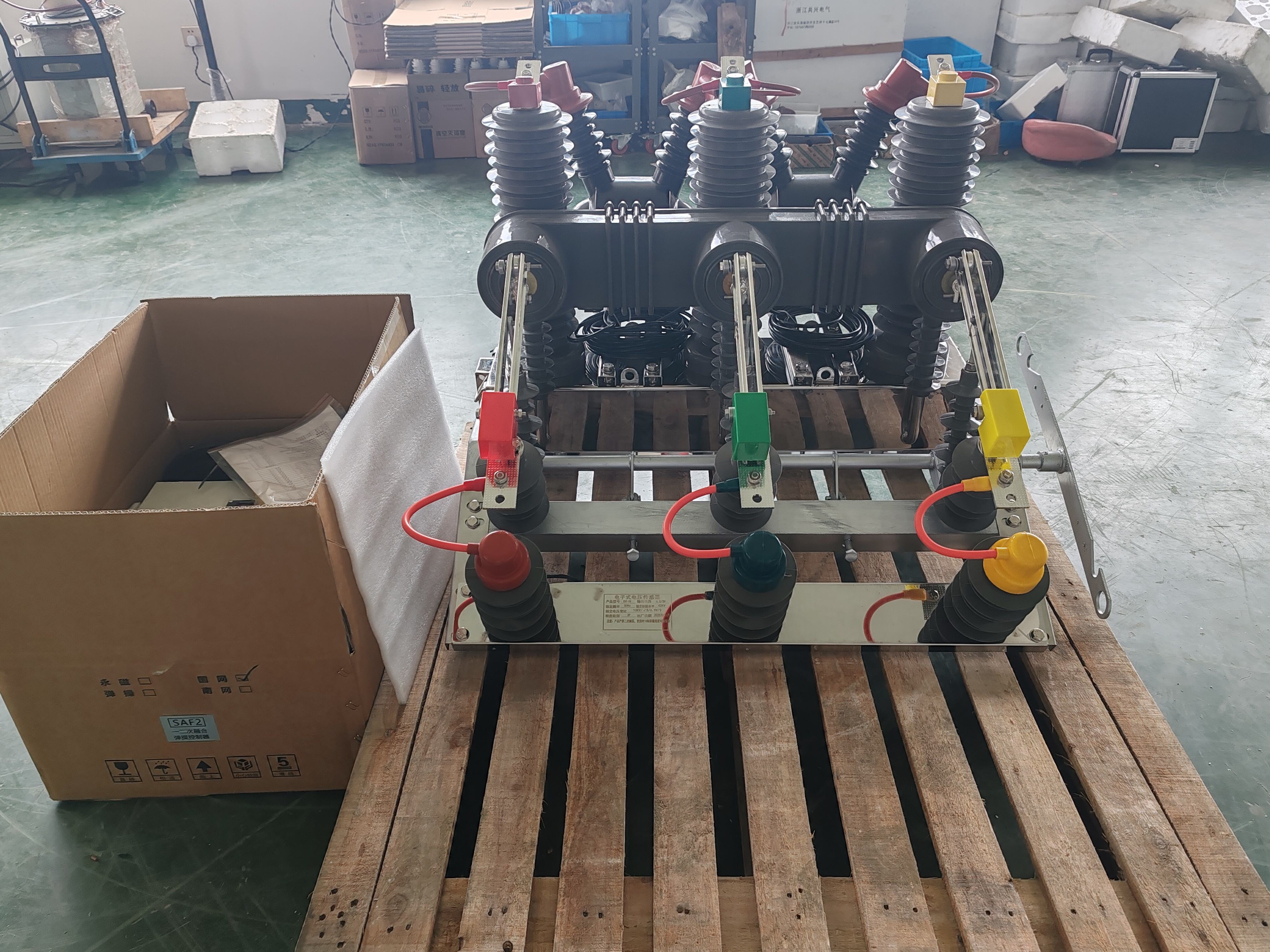 ZW32 Outdoor Vacuum Circuit Breaker 12kV 630A for Pole-Mounted Applications supplier