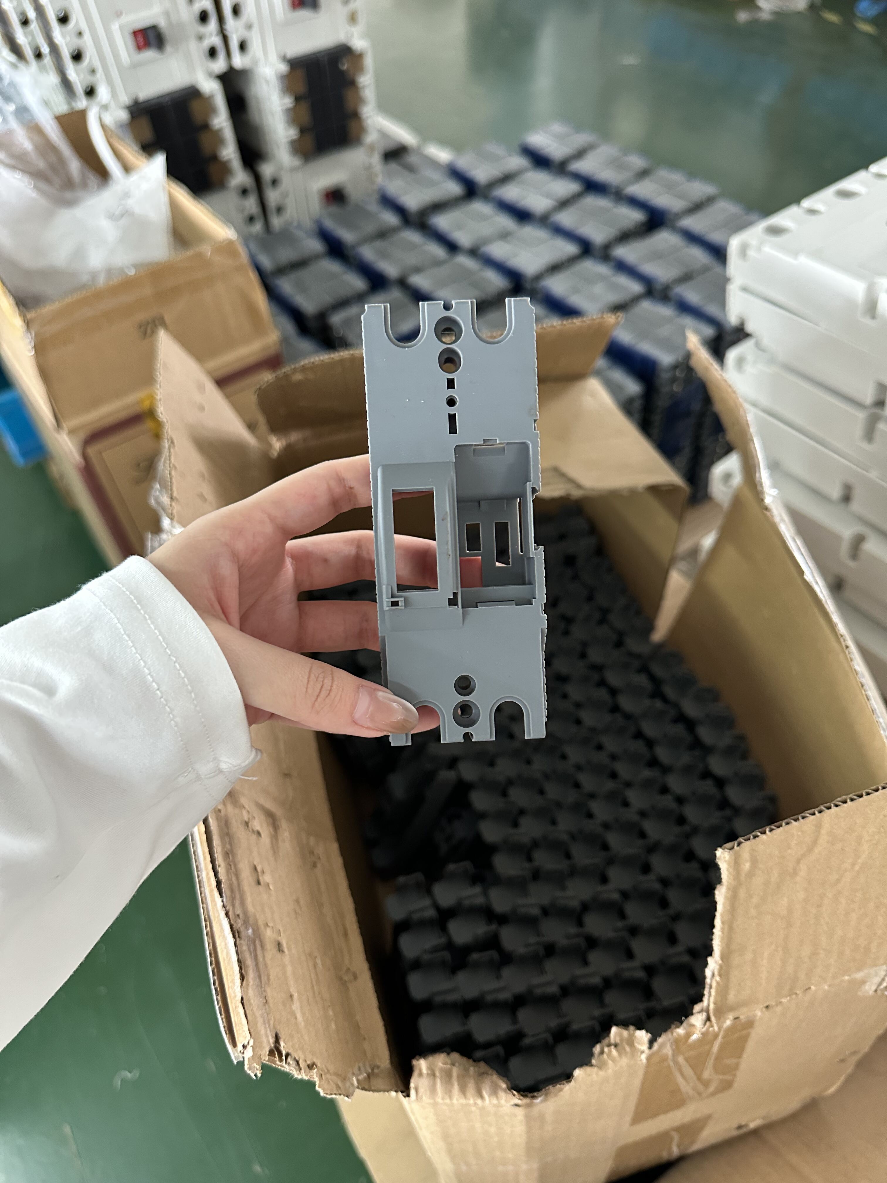 4 pole molded case circuit breaker -6