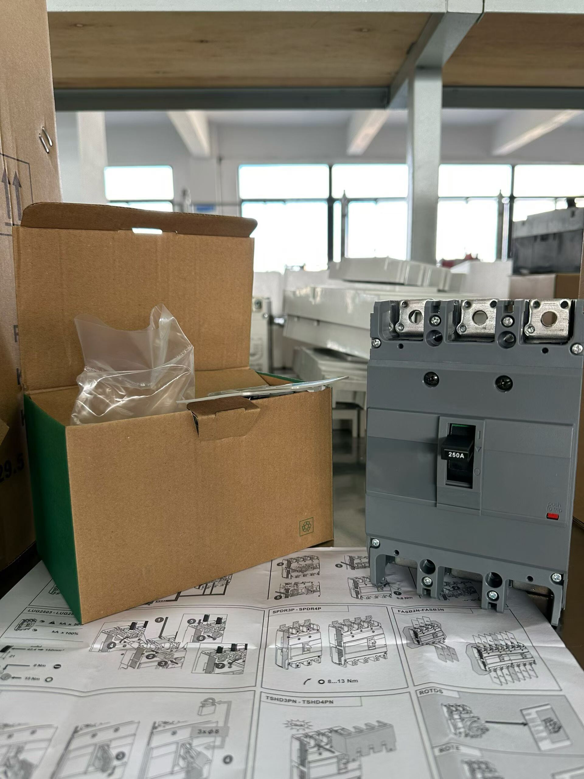 4 pole molded case circuit breaker -9