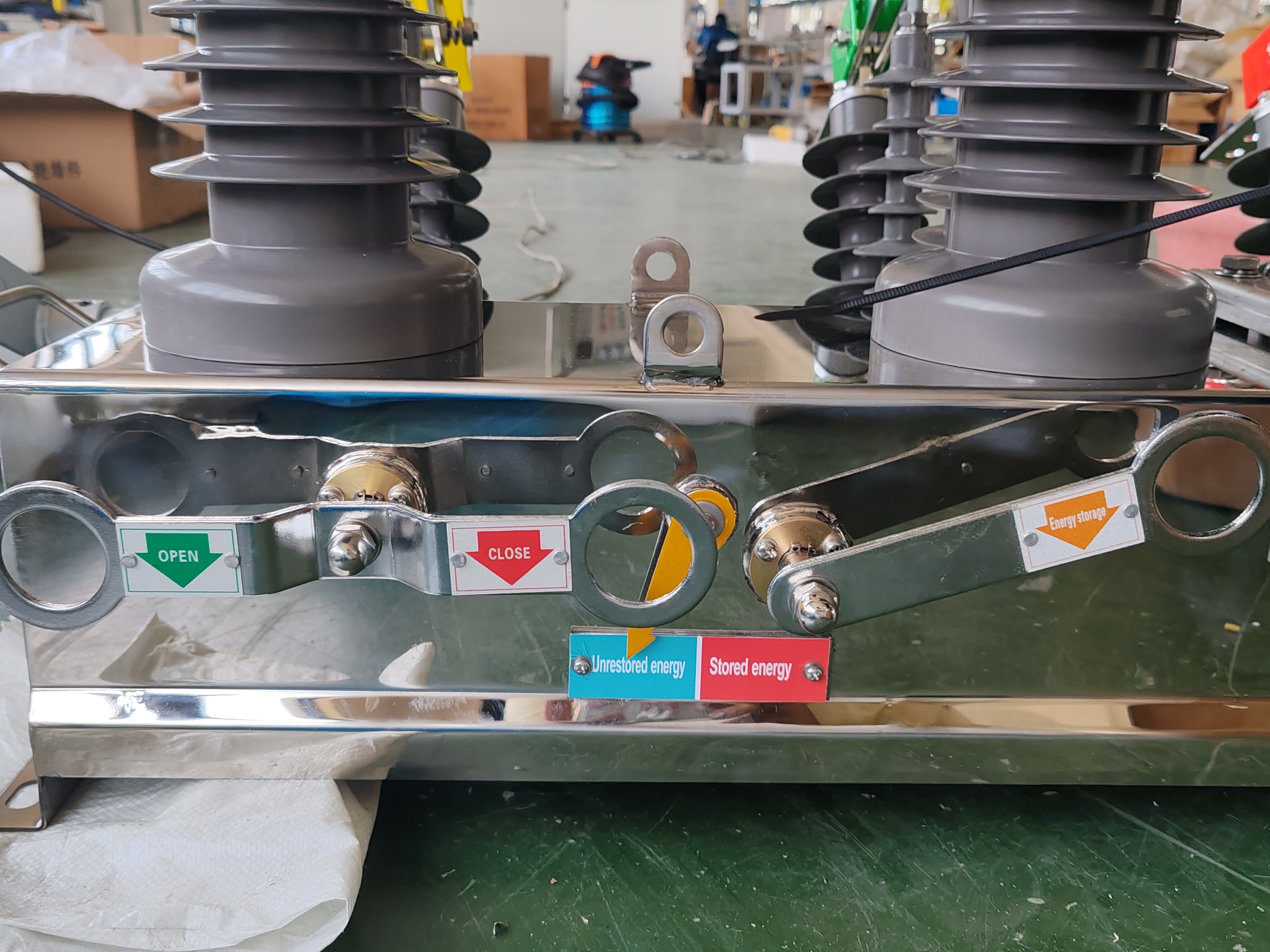 ZW32 Outdoor Vacuum Circuit Breaker 12kV 630A for Pole-Mounted Applications manufacture