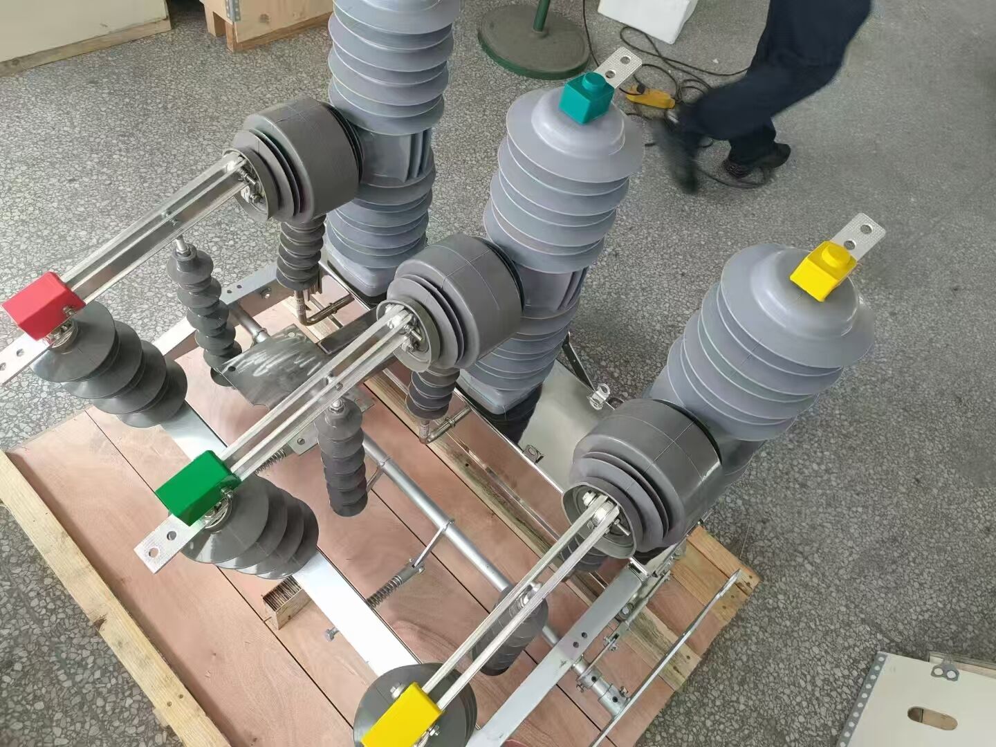 ZW32 Outdoor Vacuum Circuit Breaker 12kV 630A for Pole-Mounted Applications factory