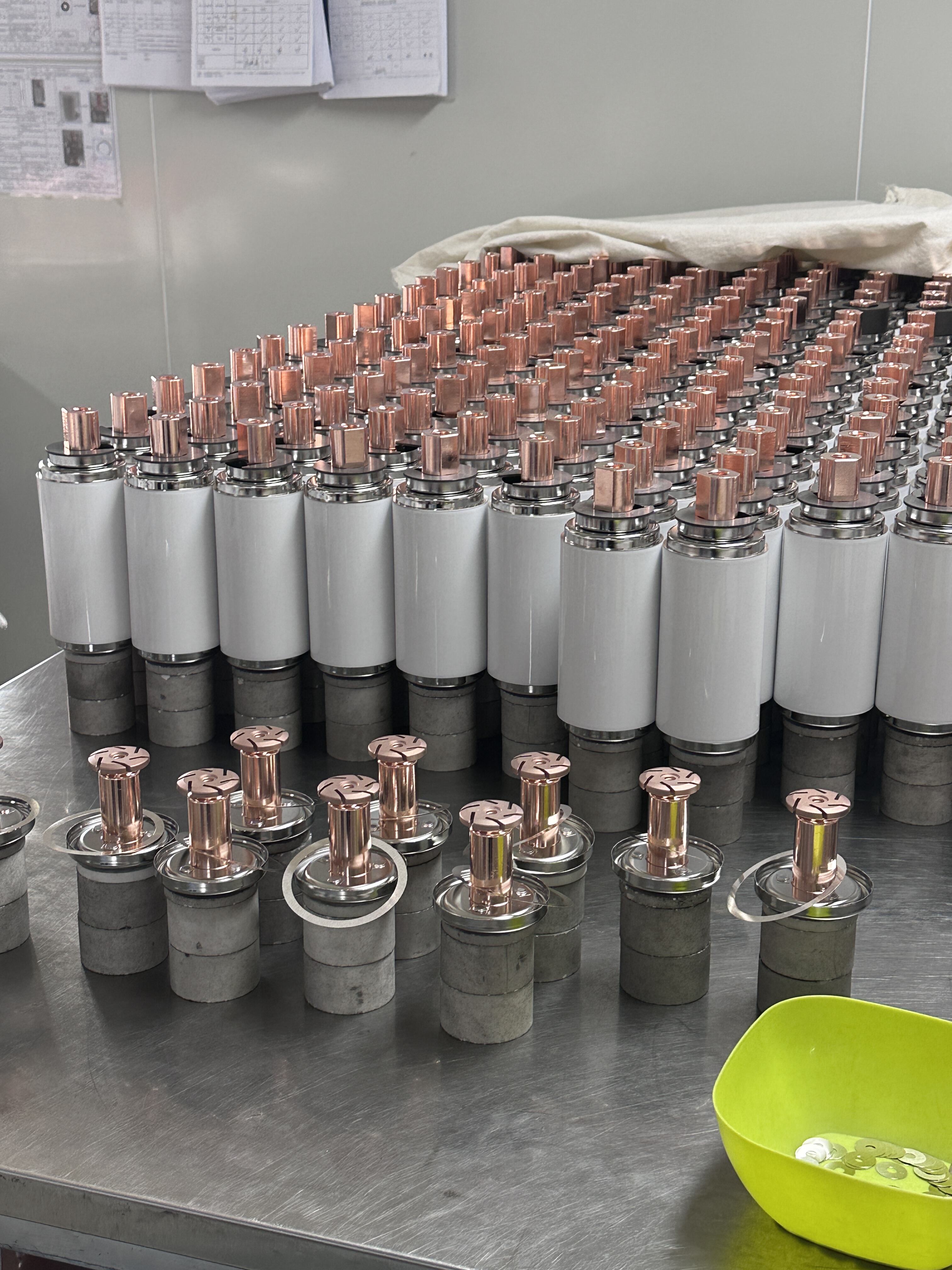 ZW32 Outdoor Vacuum Circuit Breaker 12kV 630A for Pole-Mounted Applications manufacture