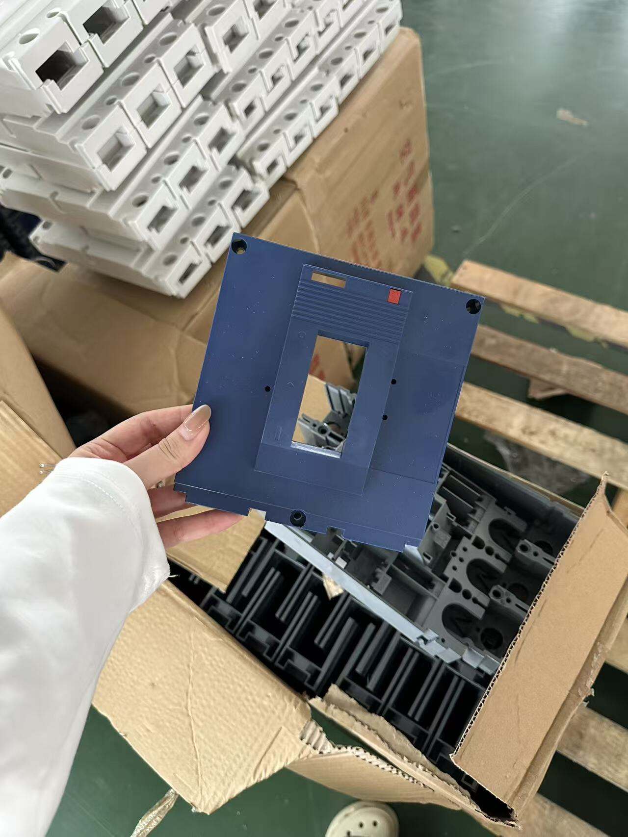 4 pole molded case circuit breaker -5