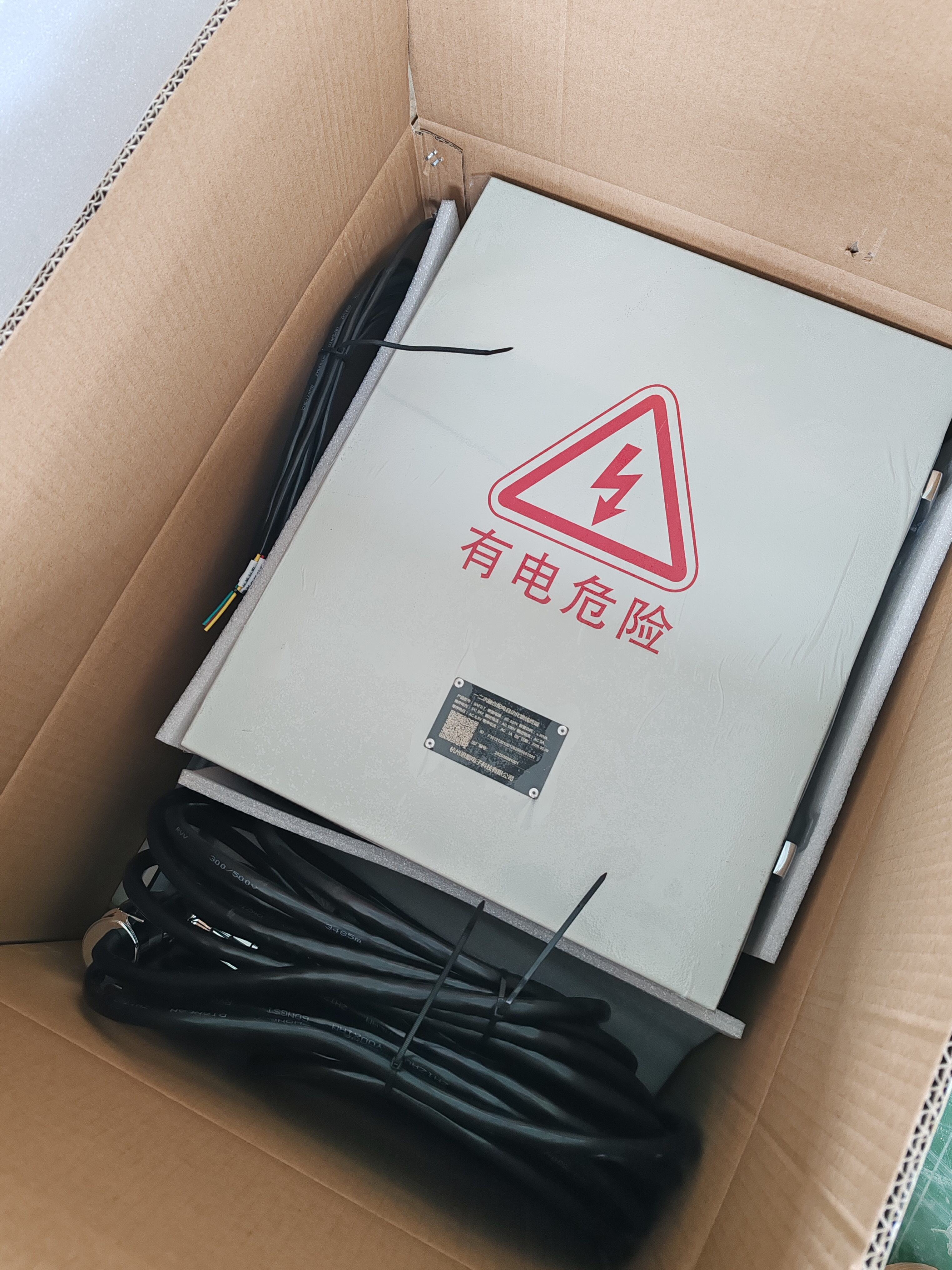 ZW32 Outdoor Vacuum Circuit Breaker 12kV 630A for Pole-Mounted Applications manufacture