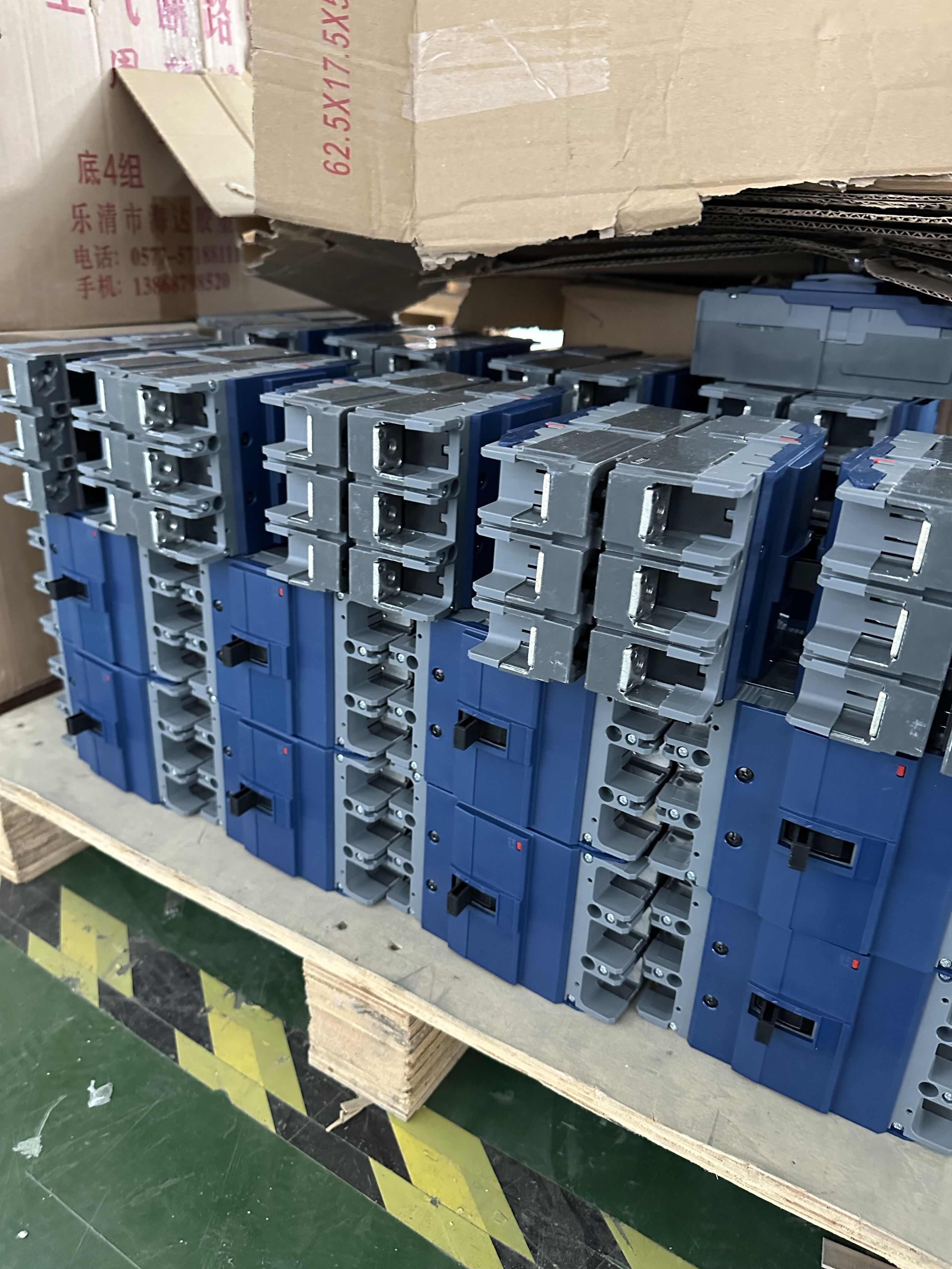 4 pole molded case circuit breaker -14