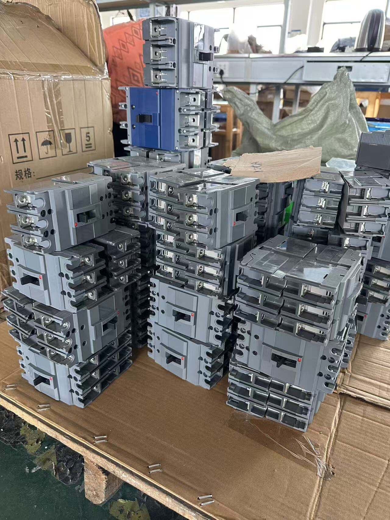 4 pole molded case circuit breaker -16