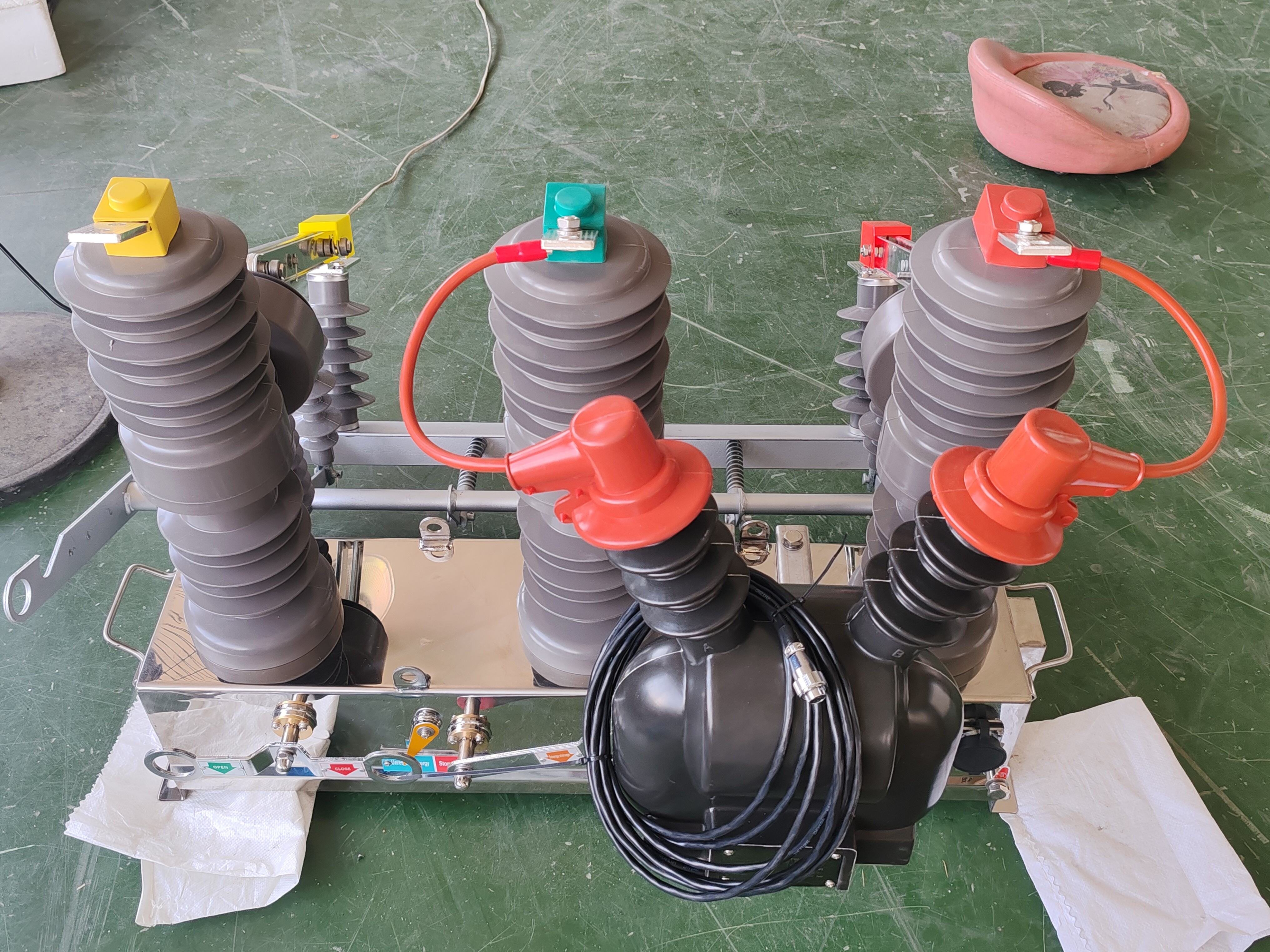 ZW32 Outdoor Vacuum Circuit Breaker 12kV 630A for Pole-Mounted Applications manufacture