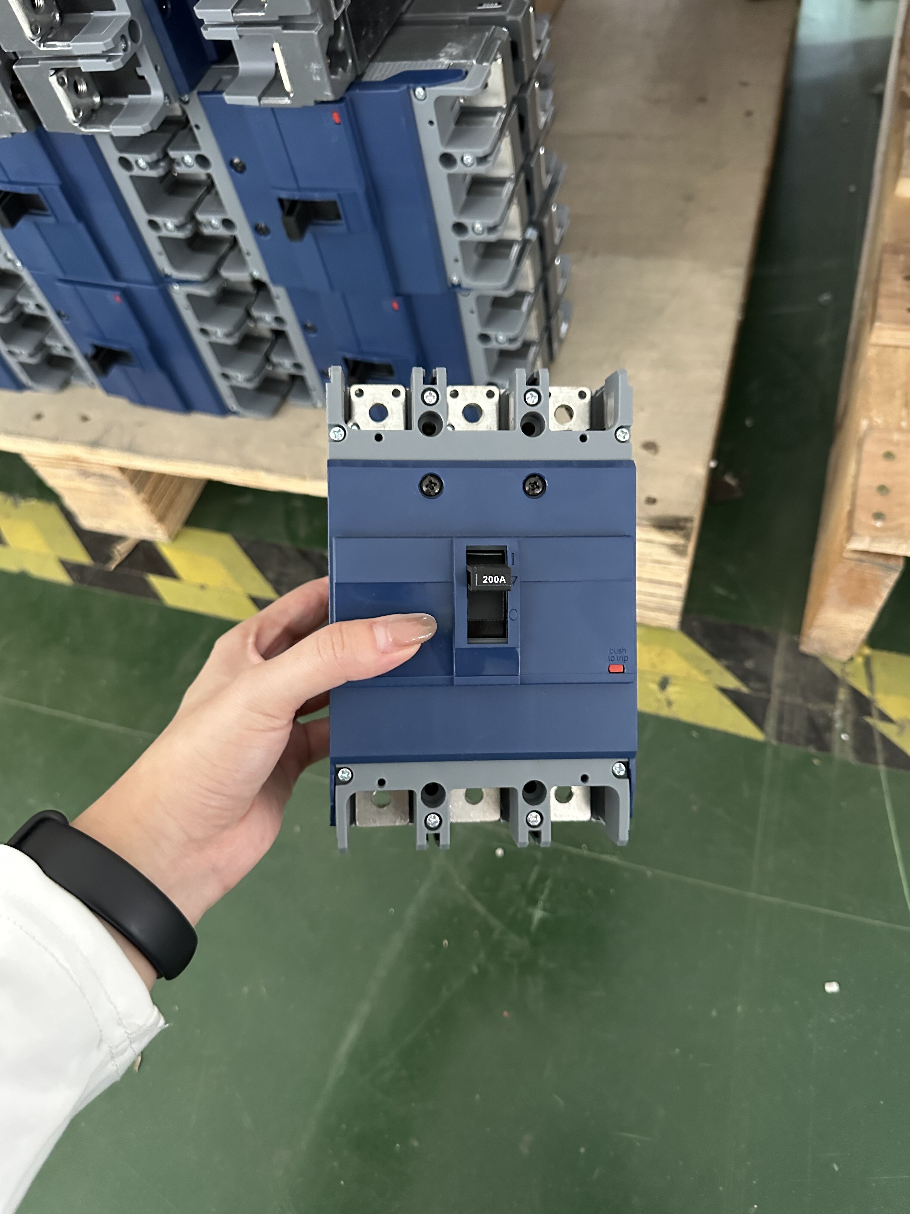 4 pole molded case circuit breaker -7