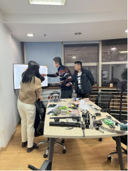 مهندسو يابانيون ذوو عشرين عامًا من الخبرة في الصناعة جاءوا إلى جينغبينغ للحصول على فهم عميق للمنتجات وإجراء التعاون