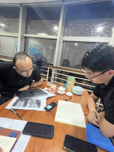 زار الأصدقاء الهنود مقر جينغبينغ لاستكشاف فرص أعمال جديدة في مجال النقل المشترك