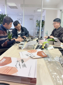 قام المهندسون اليابانيون بزيارة مقر جينغبينغ لتعلم المزيد عن المنتجات ووضعوا أوامر بنجاح