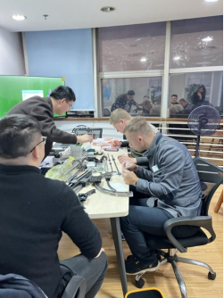 زبائن روس يزورون جينغبينغ لتحديد شراكة استراتيجية مشتركة