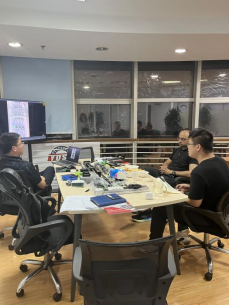 أشاد العملاء التونسيون بقدرات شركة جينغبينغ ماشينري في إنتاج البراغي الكبيرة وأحضروا عينات مخصصة غير قياسية لمناقشة خطط التعاون