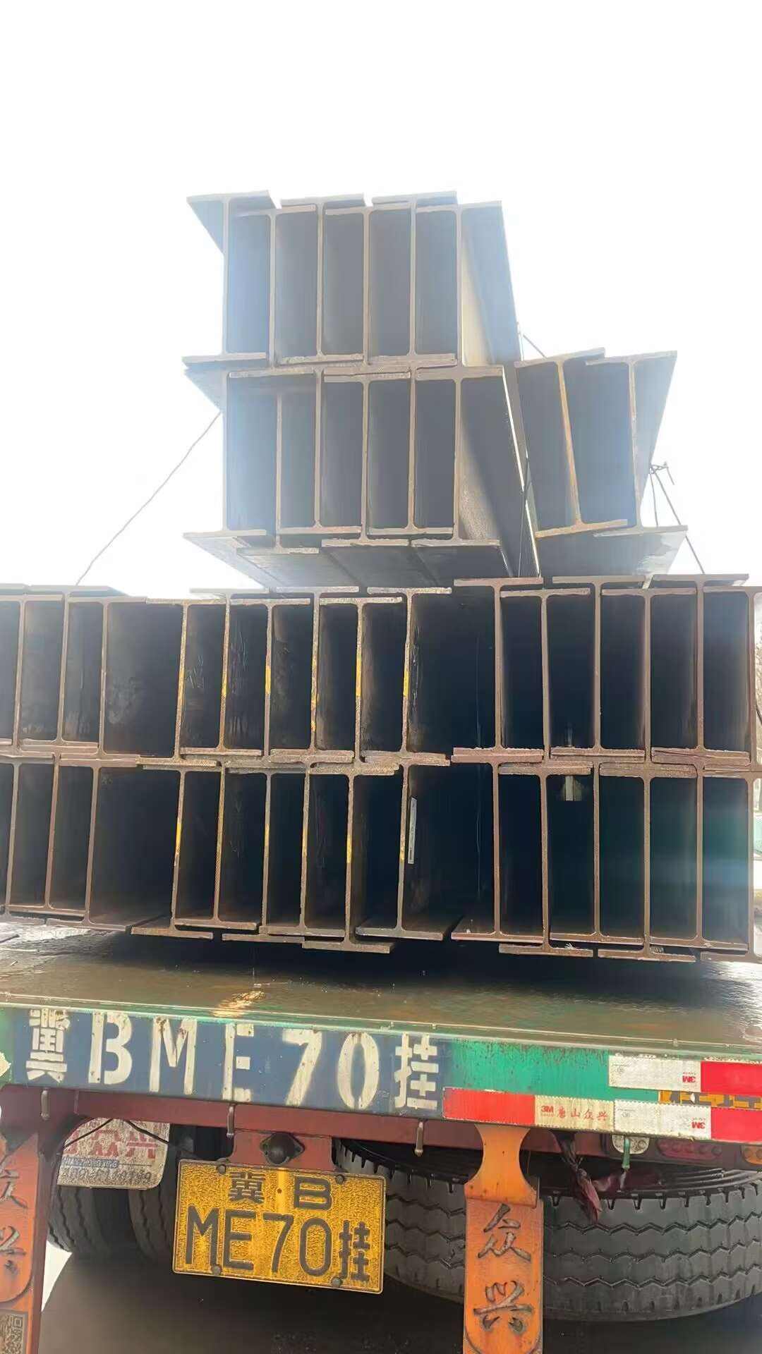 鋼製Wビームの優れた強度と多用途性