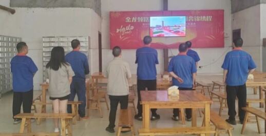Sichuan Huayu Vehicle Leaf Spring Co., LTD. ha organizzato i dipendenti per guardare la parata militare