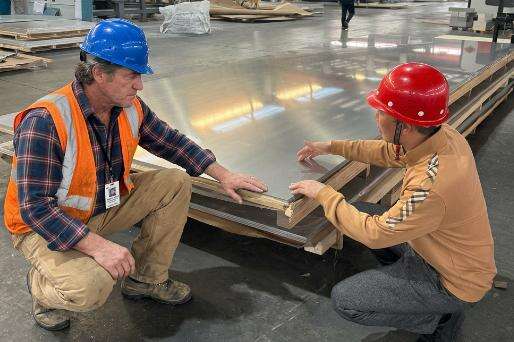 ممثل الشراء الأمريكي يُجري أول فحص لطلبية جماعية في شركة شنغهاي هانوي للصناعات الألومنيوم