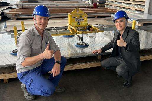 الممثل البريطاني للشراء جيمس يُجري تدقيقًا ميدانيًّا في المصنع لطلبية كبيرة