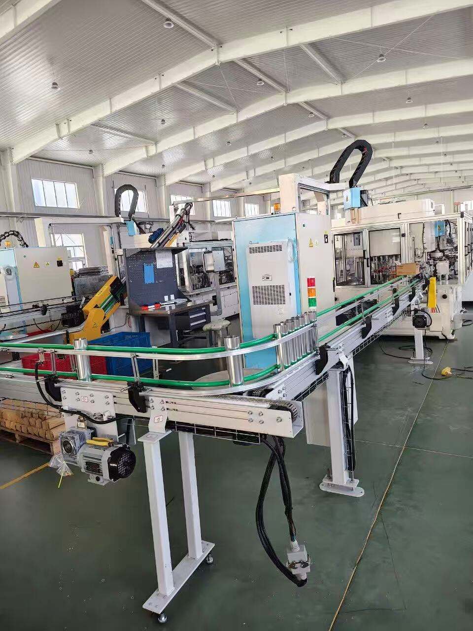 Progetto della linea di produzione di lattine in Vietnam con automazione integrata per il trasporto, il pallettizzazione e l'imballaggio