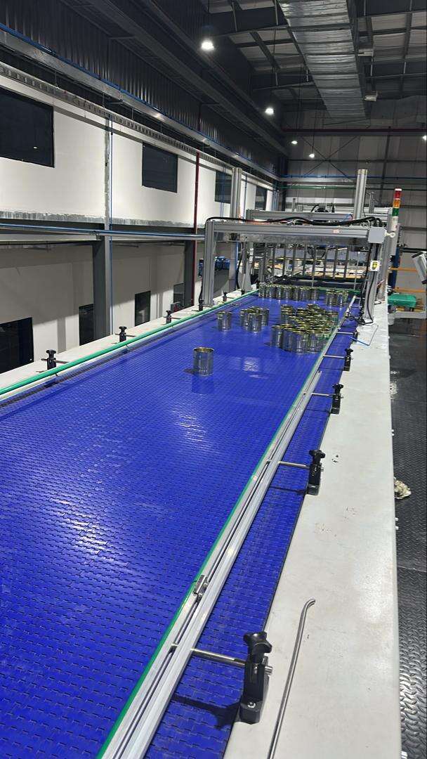 Come i nastri modulari a piastre con catena in POM supportano la movimentazione di lattine di dimensioni diverse