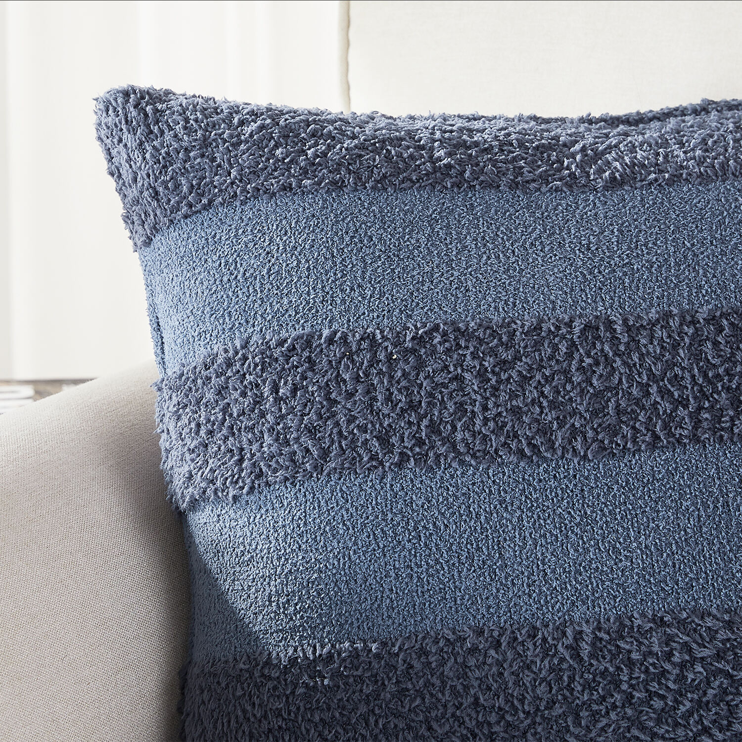 Ultra-soft Blue Striped Pillows 100% Polyester Square Knitted Cushions